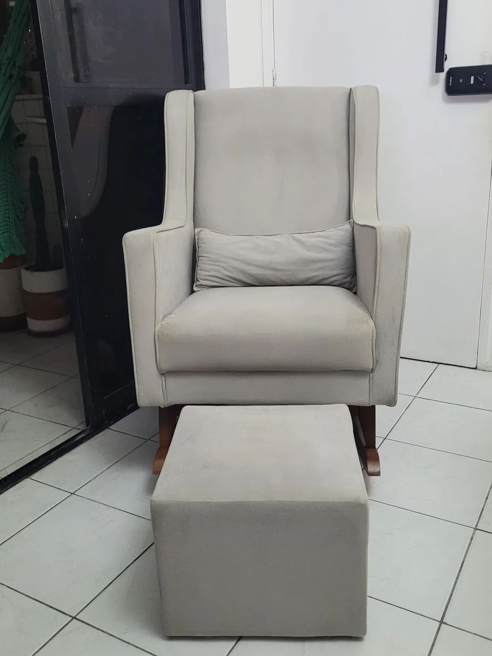 Cadeira de amamentacao com puff e almofada