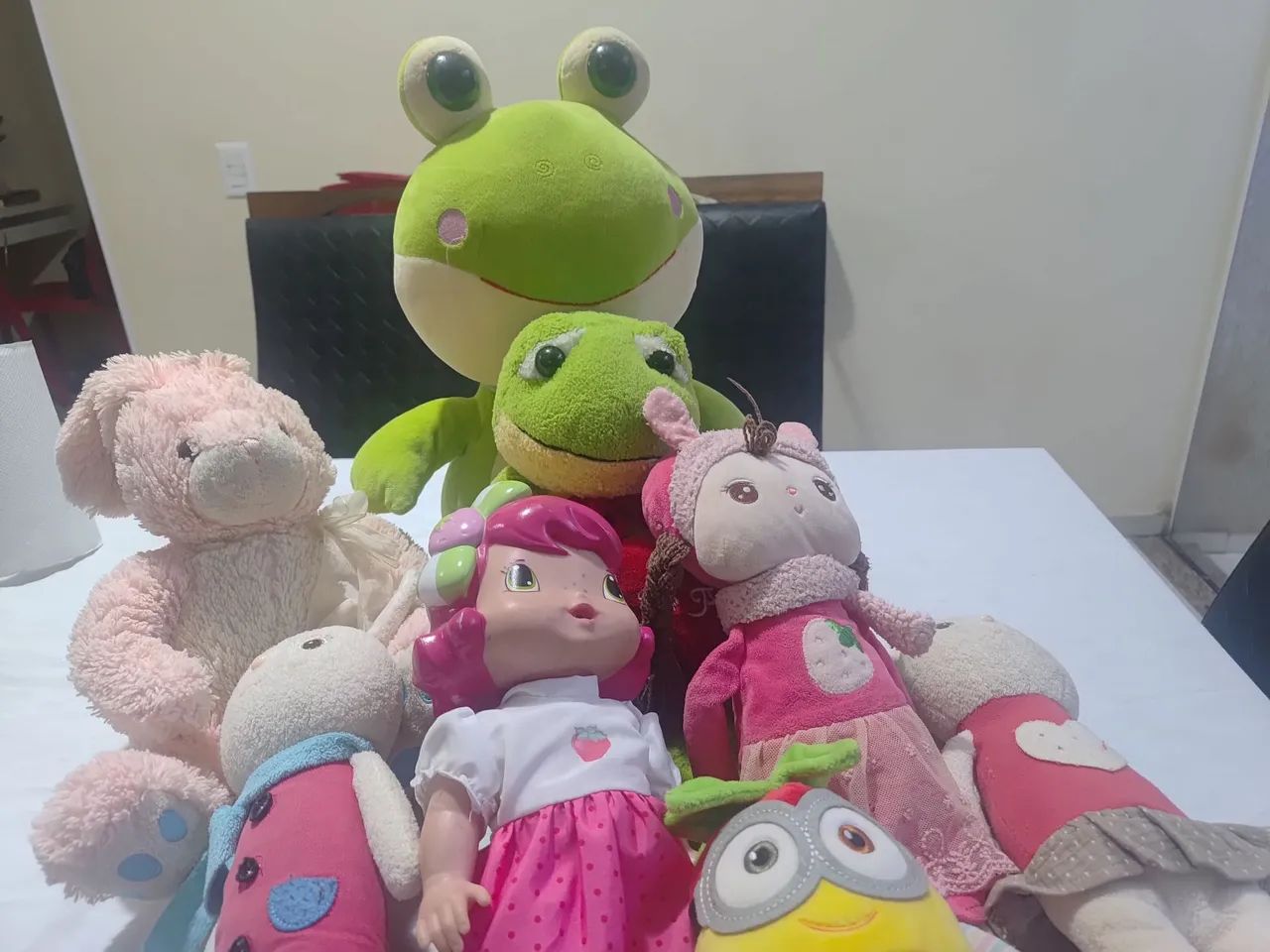 Bichos de pelúcia e bonecas