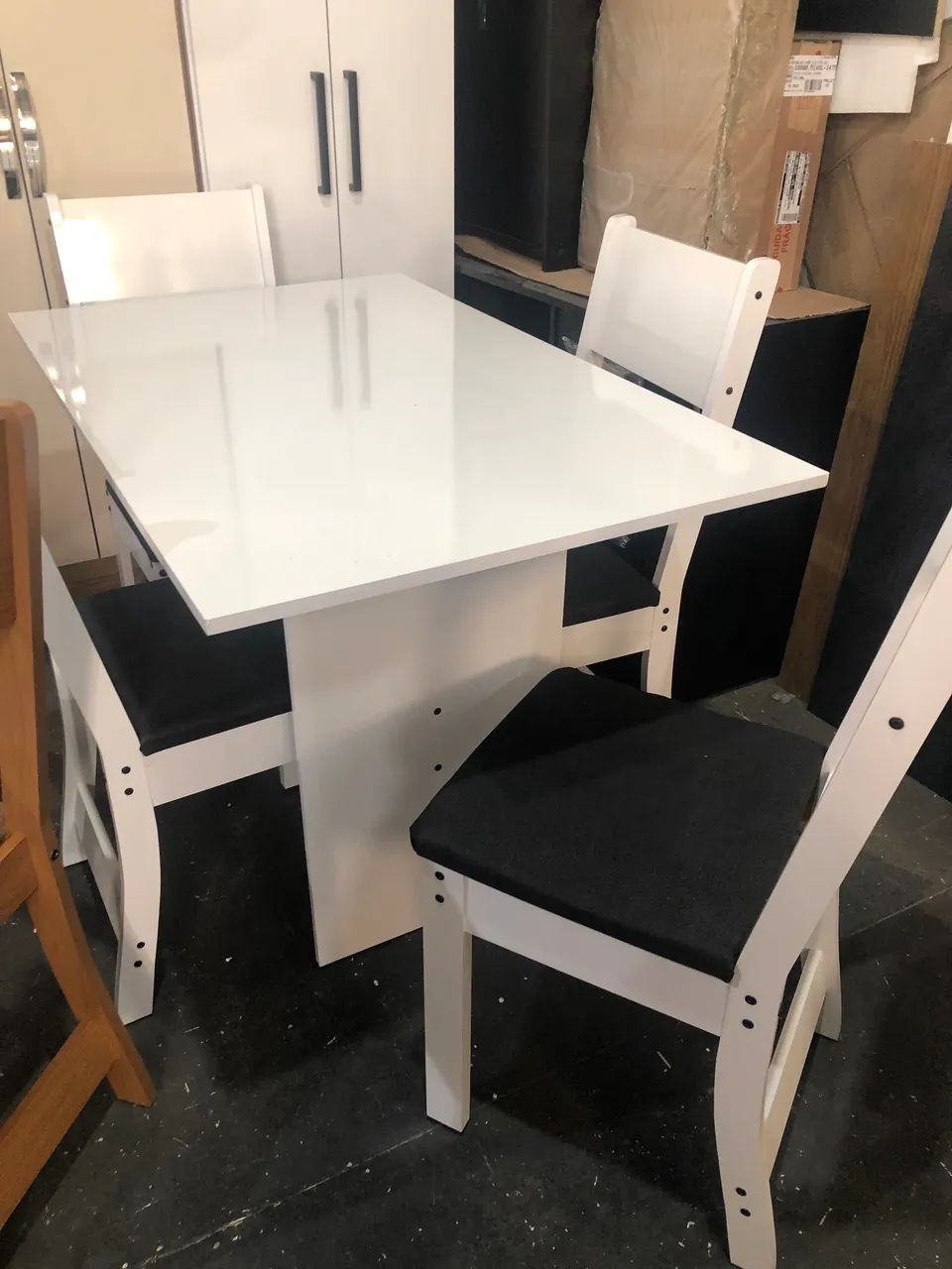 Mesa com 4 cadeiras / NOVO / ENTREGAMOS 