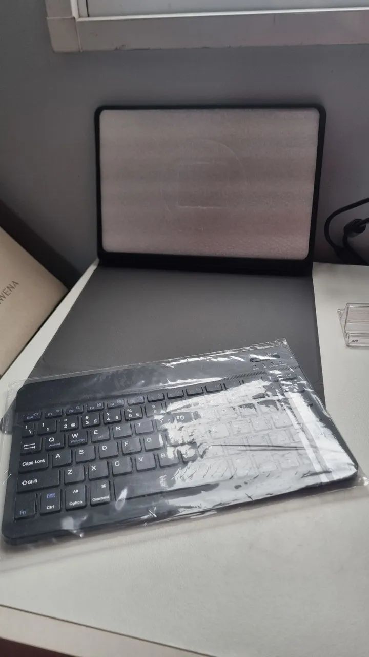 Capa Protetora Premium + Teclado Magnético (com Ç) para LE M11