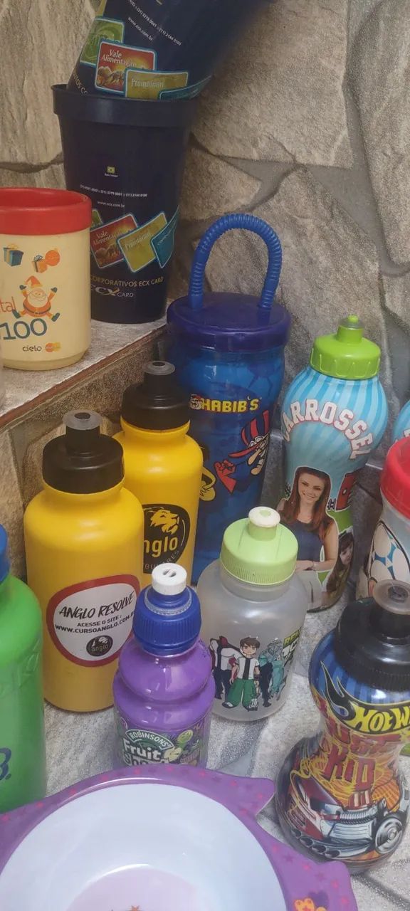 Lote de squeezes, canecas plasticas antigo - Foto 5