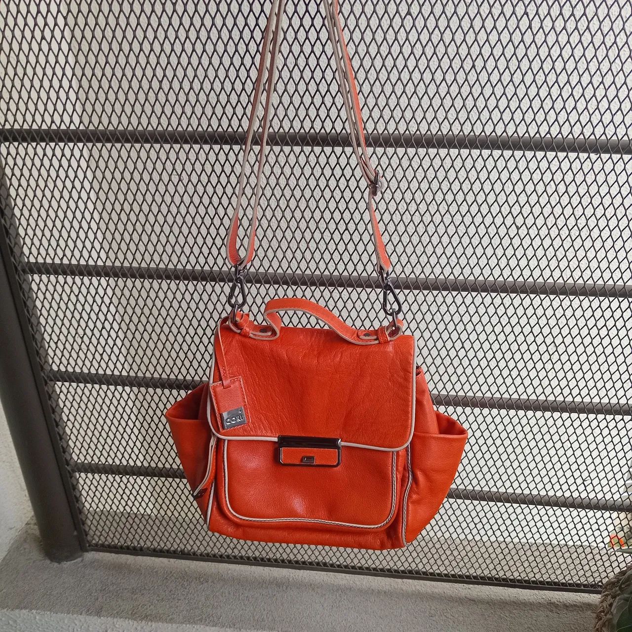 Bolsa de ombro Cori, em couro legítimo