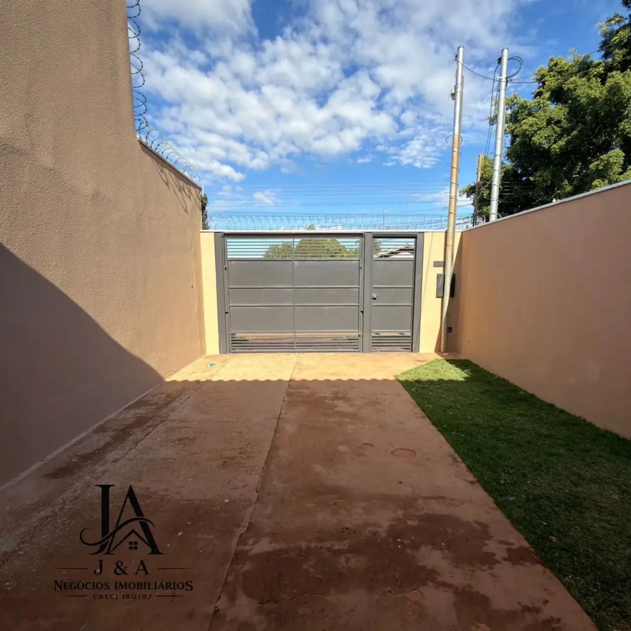 CASA COM 2 QUARTOS E ESPAÇO NOS FUNDOS NO JD AEROPORTO - Foto 2