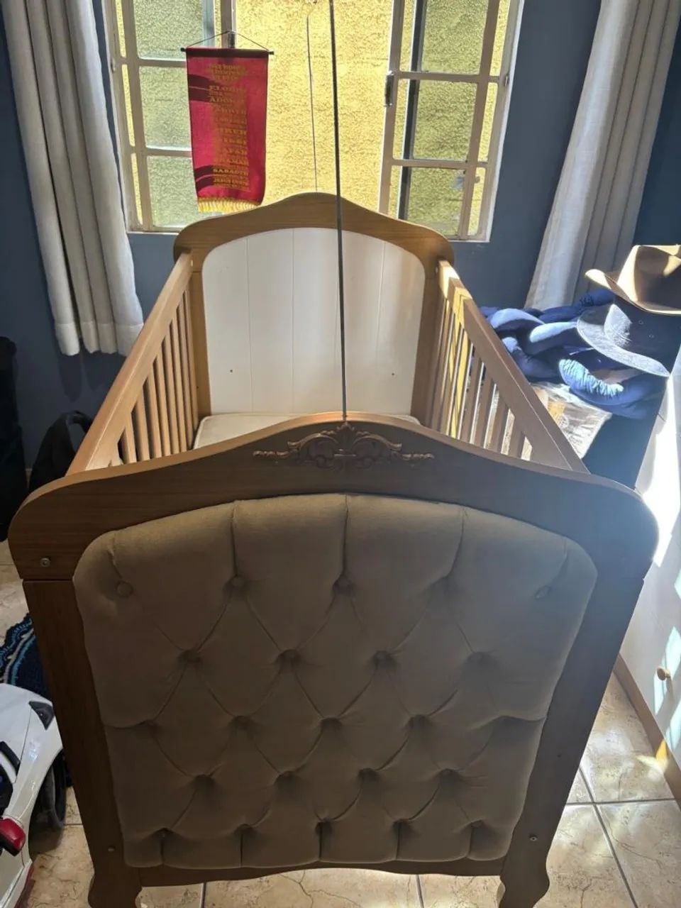 Berço Capitonê vira cama + colchão  - Foto 4