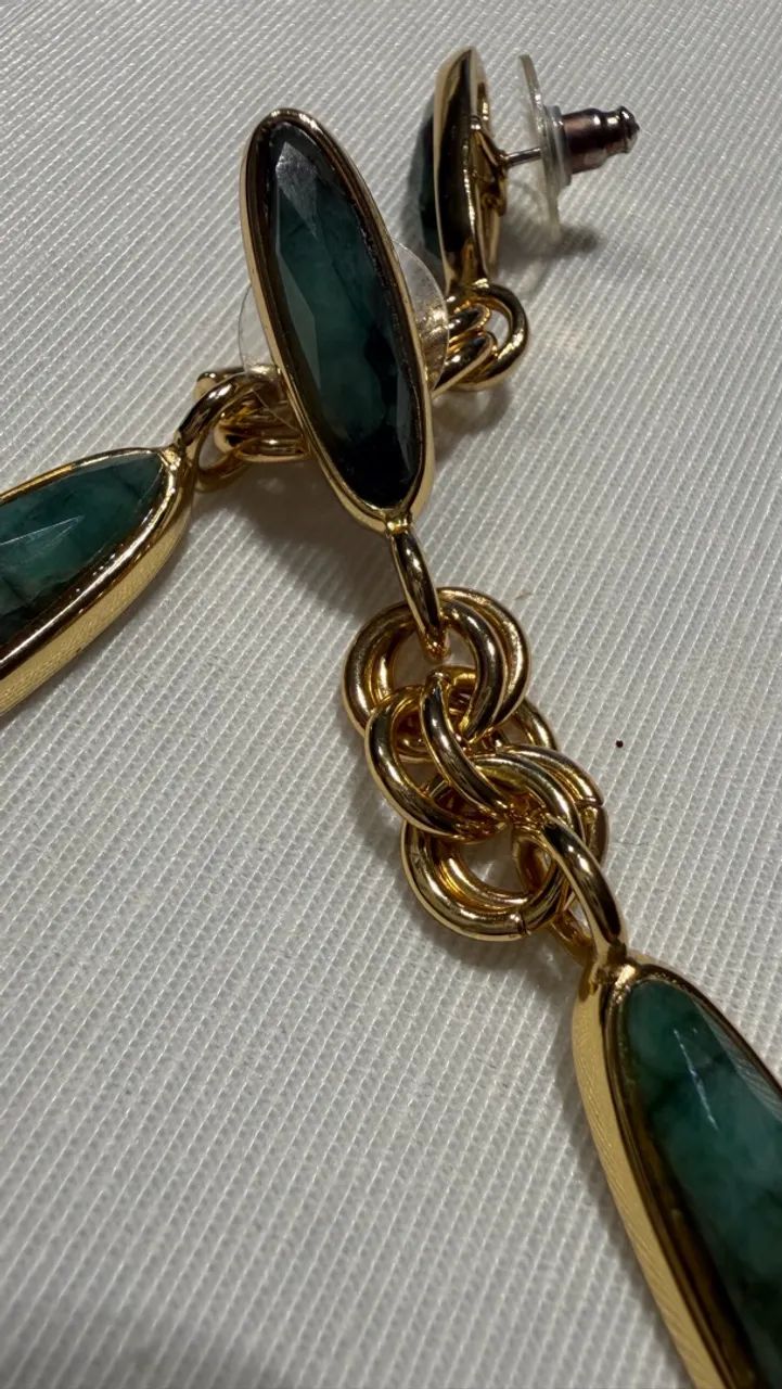 Brinco Longo Dourado com Pedras Verdes e Elos - Foto 2