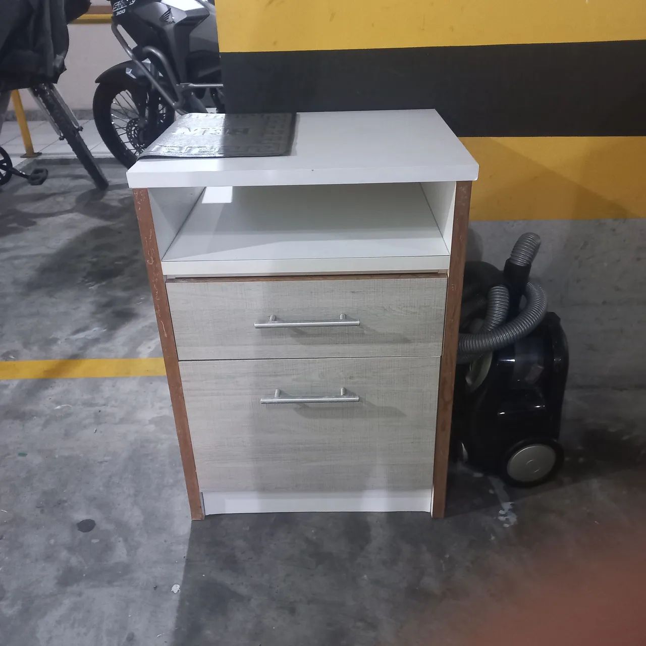 Uma bancada com duas gavetas 