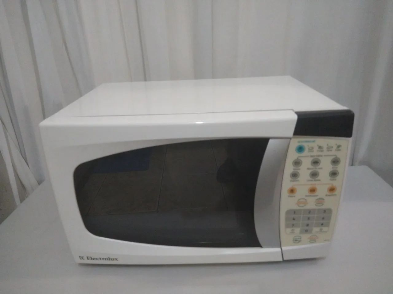 Forno microondas Eletrolux 18 litros 