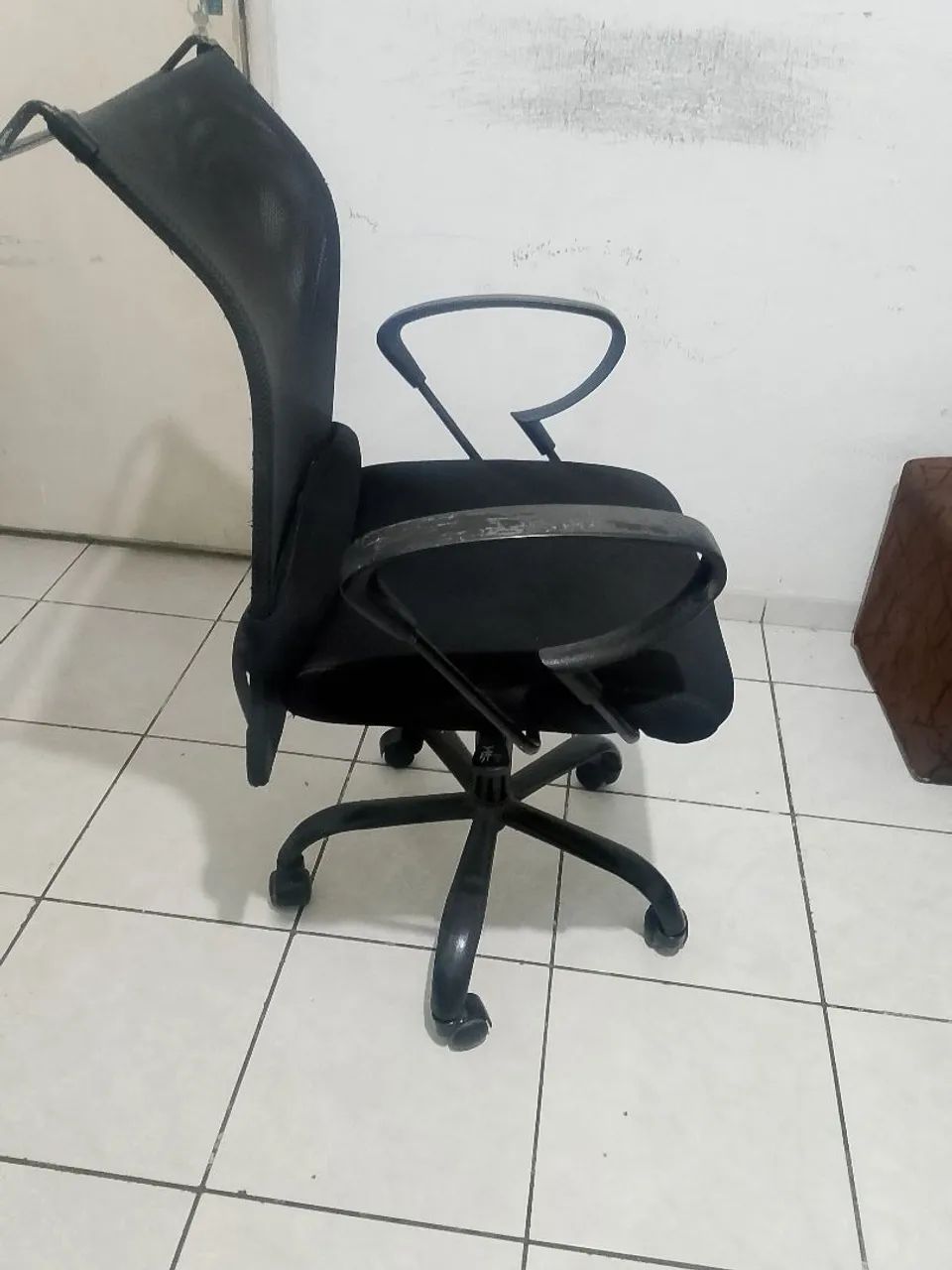 Cadeira Escritório, estrutura de metal.