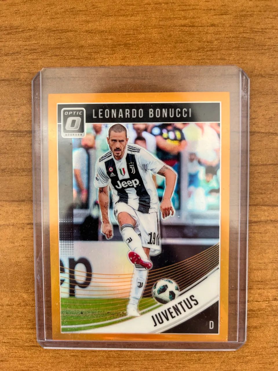 Cartão de futebol 2018-19 Donruss Juventus Leonardo Bonucci Optic Laranja/99