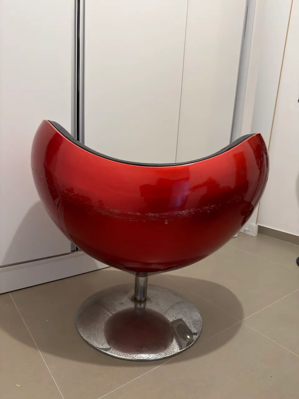 Cadeira Decorativa Estilo Egg / Ball Giratória - Vermelha e Preta - Foto 3