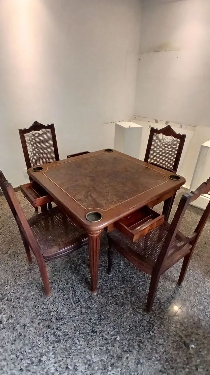 Mesa para jogos com cadeiras