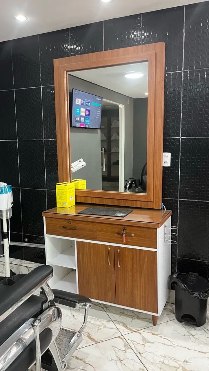 Bancada com espelho e cadeira para barbeiro profissional