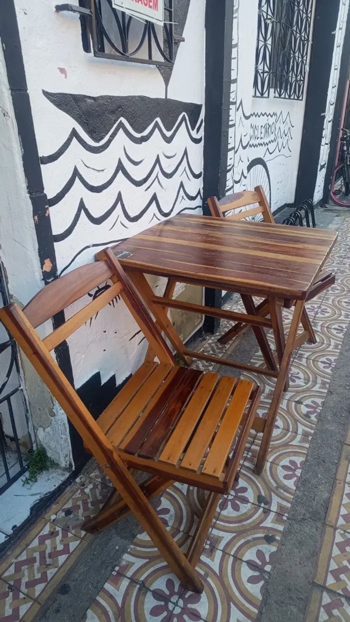 Cadeiras, mesas e filtro de água.