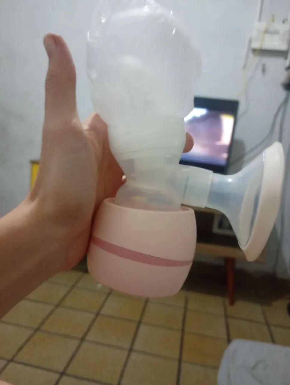 Bomba de tirar leite ele está completo tem caixa 