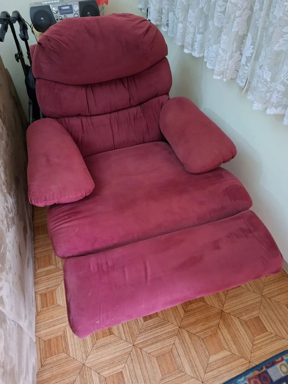 Cadeira reclinável de veludo marsala - Foto 4