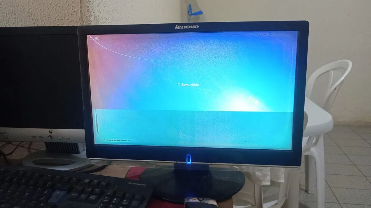Monitor Lenovo 20 polegadas com manchas funcionando 