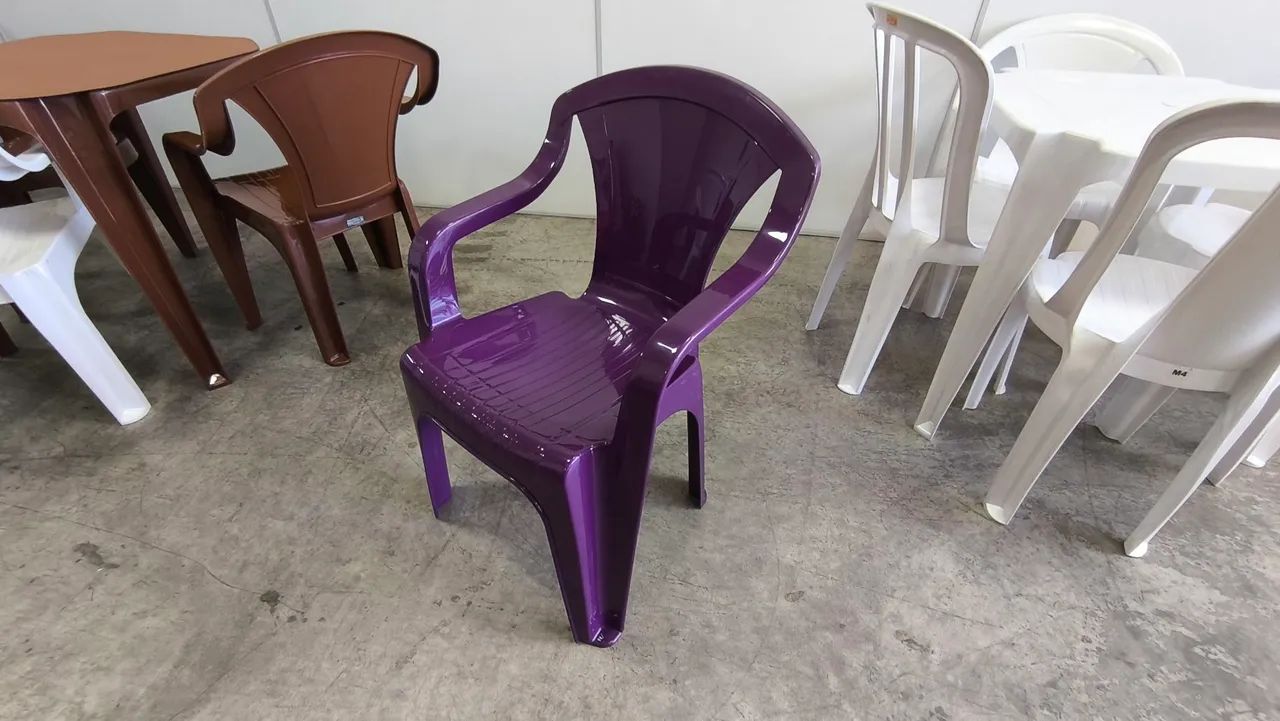 Jogo de mesa e cadeiras plástica cor lilás - Foto 3