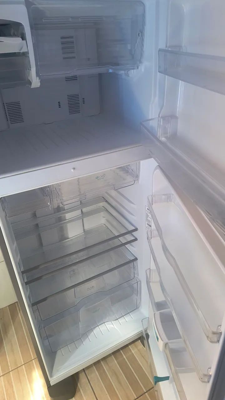 Geladeira bem conservada, funcionando perfeitamente 