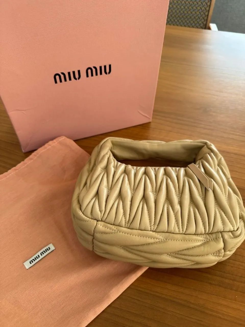 bolsa miu miu clutch wander de couro matelassê - Foto 2