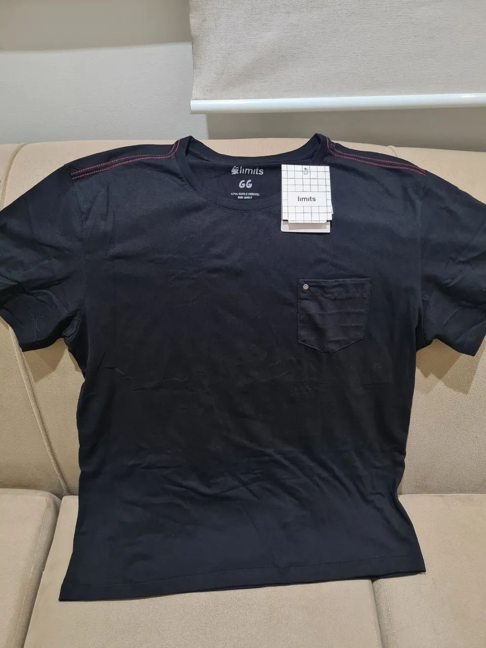 Camiseta Preta com detalhe em Pesponto e Bolso - Nova - Limits