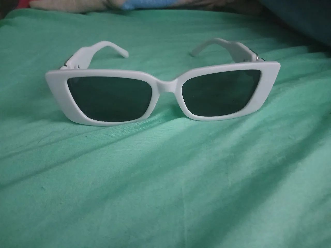 Oculos de sol branco ensarjoy 35 reais