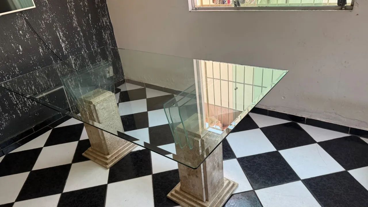 Mesa de vidro com pés de pedra. - Foto 2