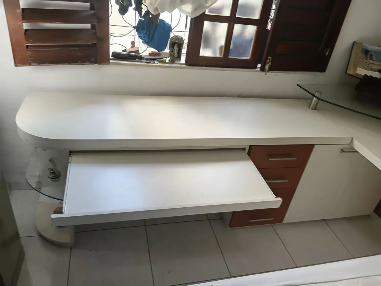 Escrivania grande  com gaveta e bau.  - Foto 2