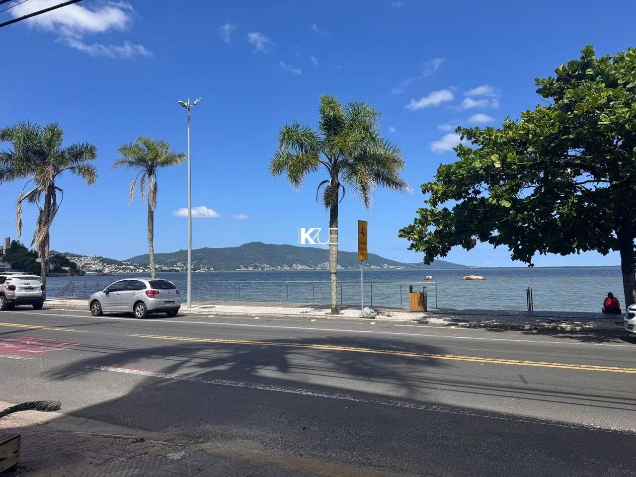 Apartamento bem localizado em coqueiros! Edifício de frente para o mar!