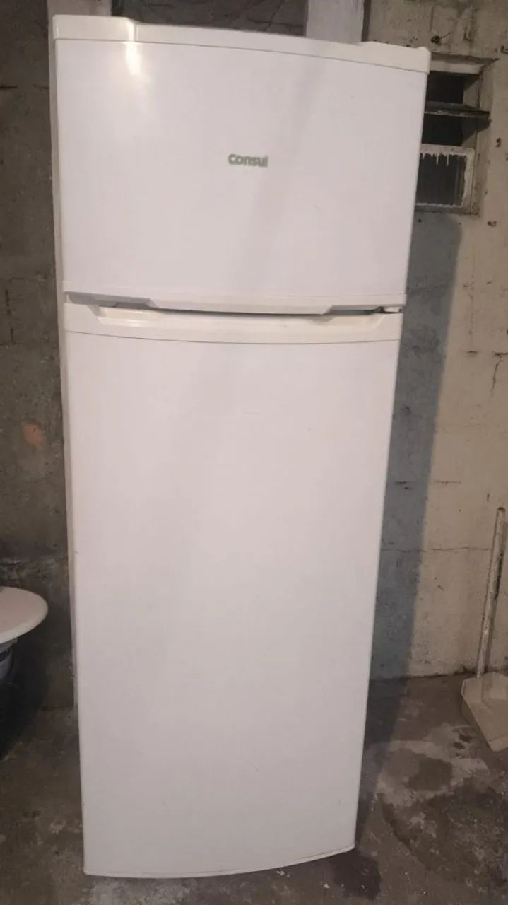Geladeira branca funcionando