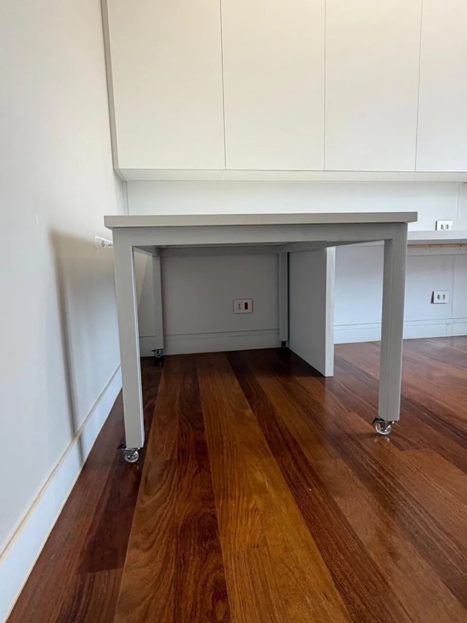 Mesa com rodinhas e bancada  - Foto 2