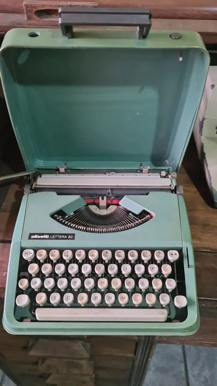 Olivetti Lettera 82 Typewriter - Vintage / Collector's Item
