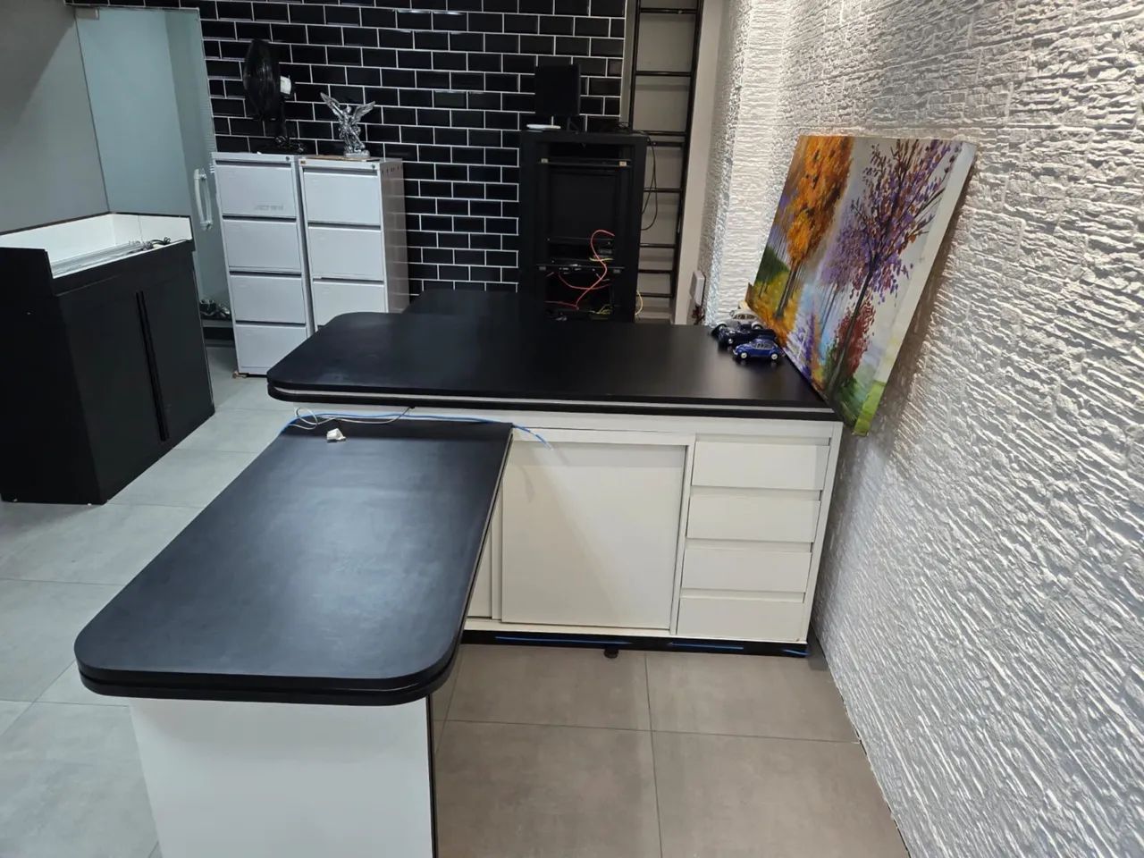 Mesa escritório com armário 