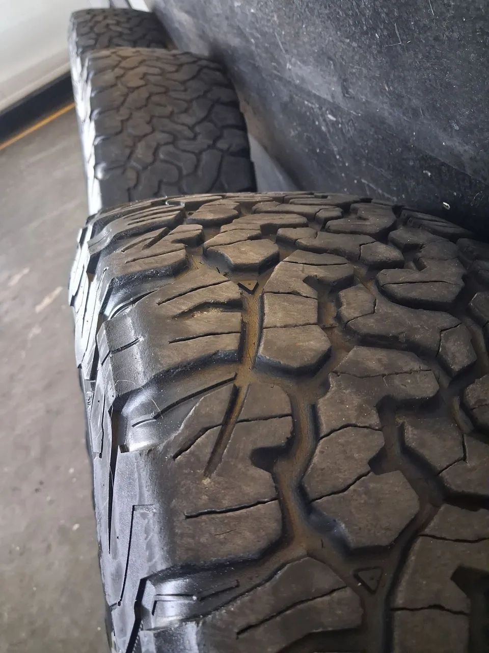 5 Pneus BF AT 275/65/18 seminovos - Foto 3