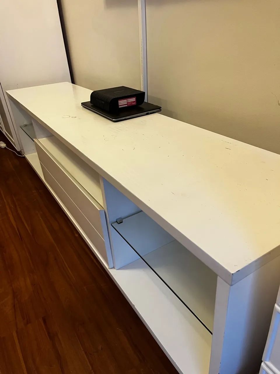 Rack Tok&Stok Grande - MDF Branco com Vidro e Gavetão - Foto 3