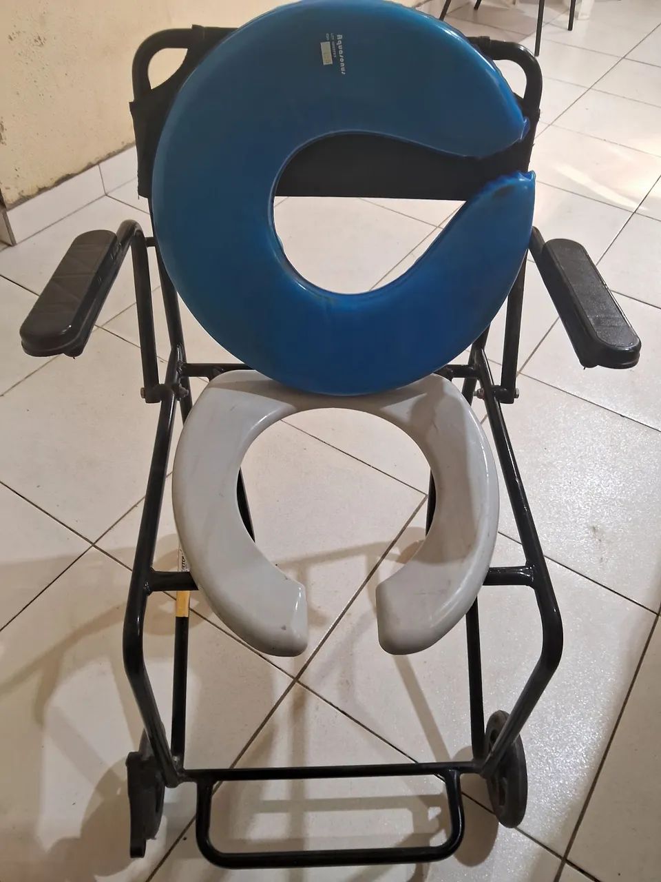Vendo CADEIRA DE RODAS E DE BANHO - Foto 4