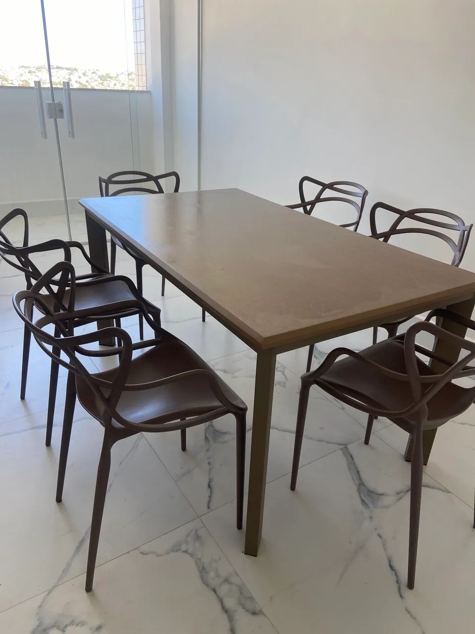 Vendo mesa de madeira com 6 cadeiras - Foto 2