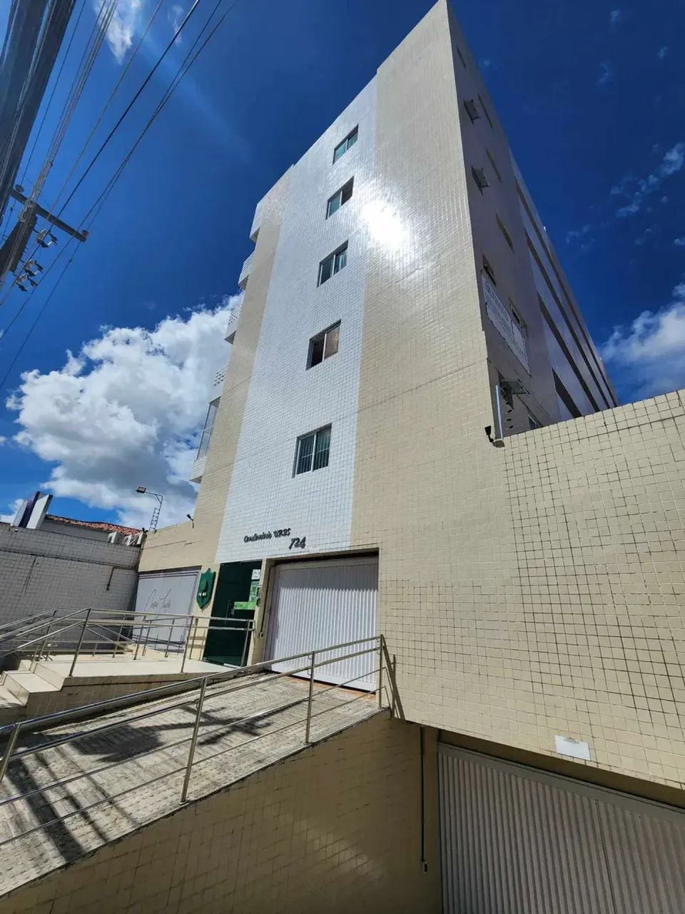 Apartamento no Centro com 2 Quartos, 2 Vagas, Elevador e Piscina - Foto 2
