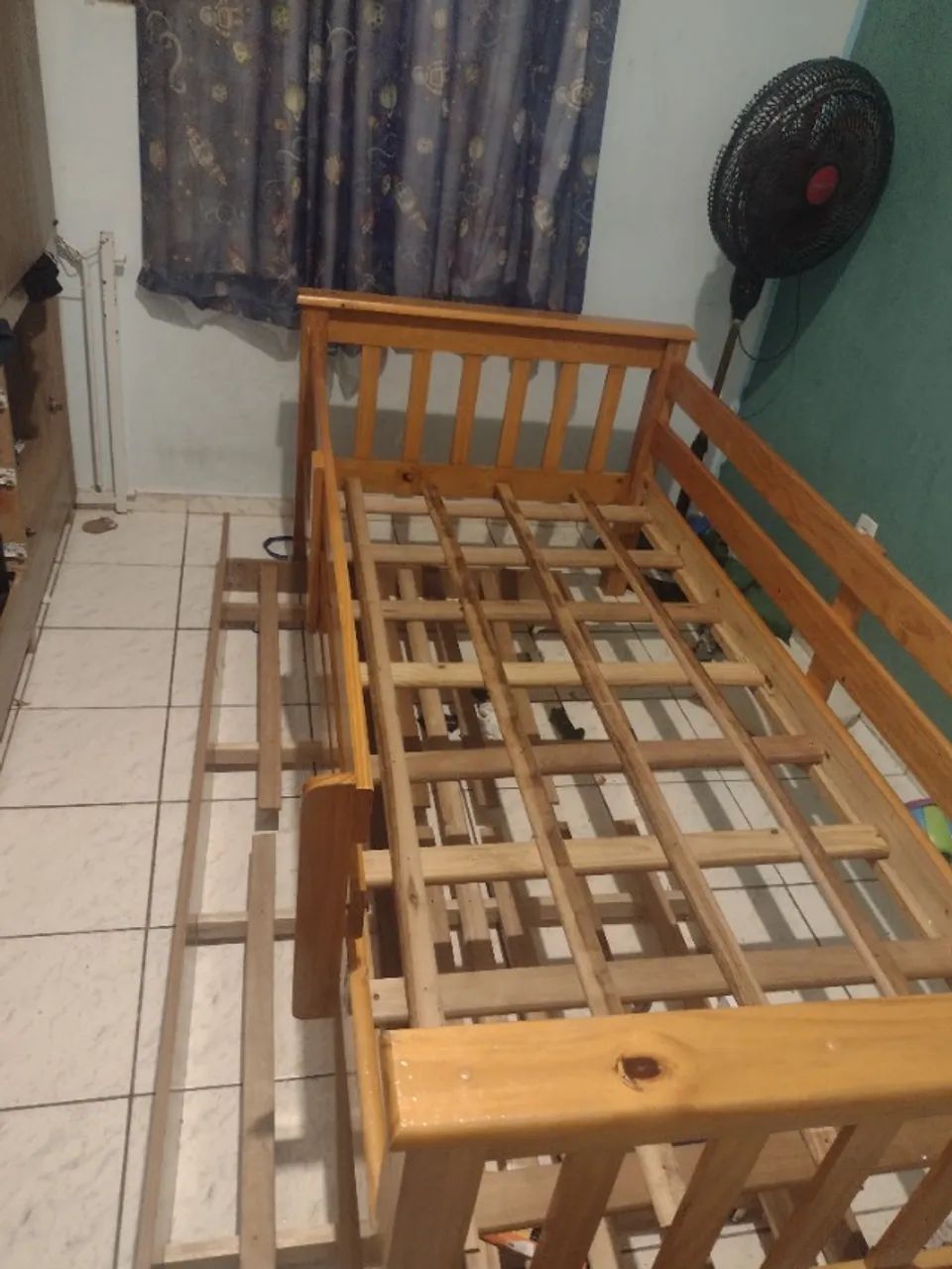 Vendo  2 camas de solteiro por 200 reais.