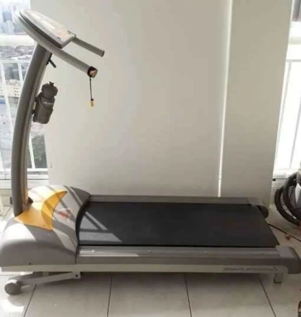 Esteira Athletic Advanced 400EE suporta até 120kg sensor de batimentos cardíacos elevação  - Foto 4