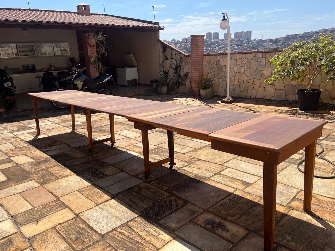 Mesa extensível com rodízios e tábuas de extensão em madeira de lei