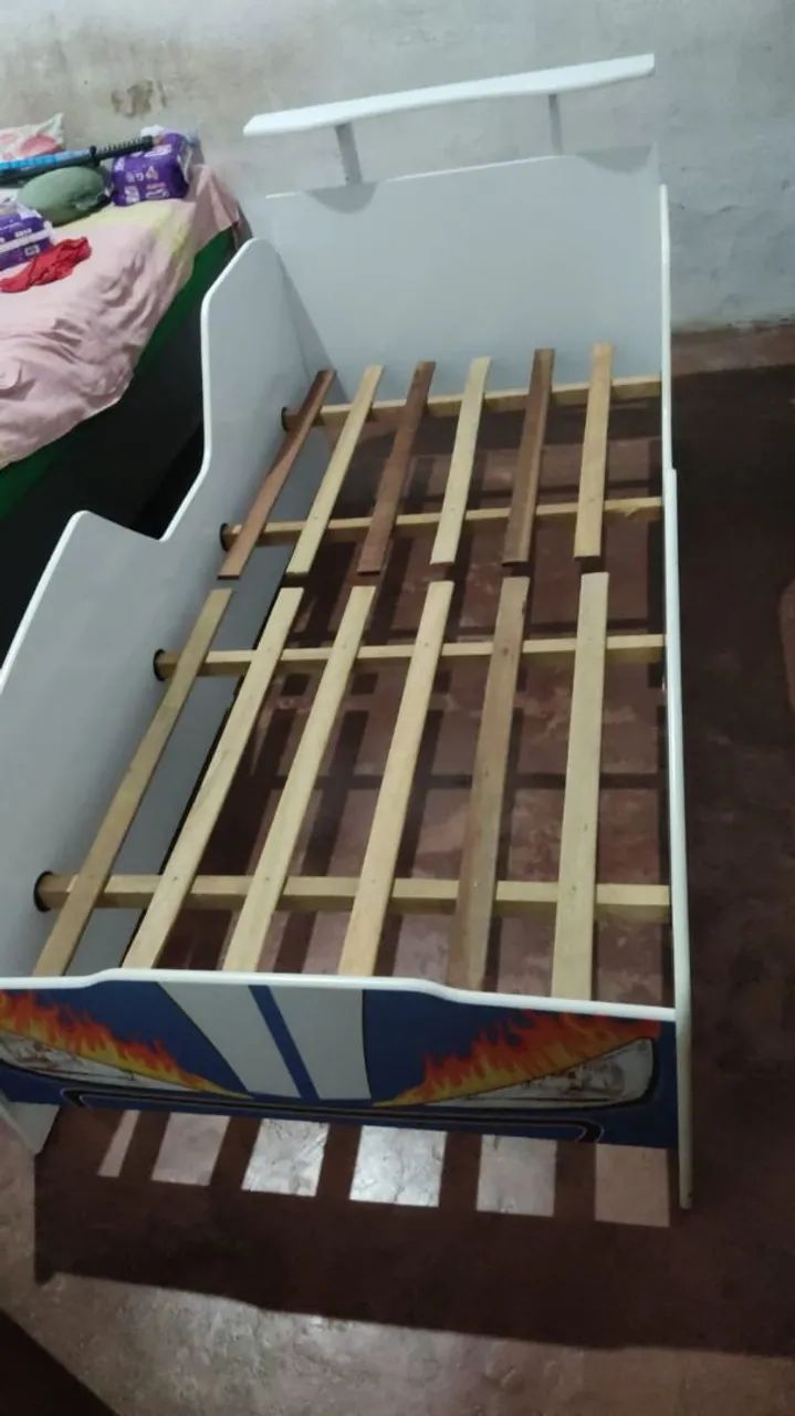 Cama infantil de madeira nova com colchão.