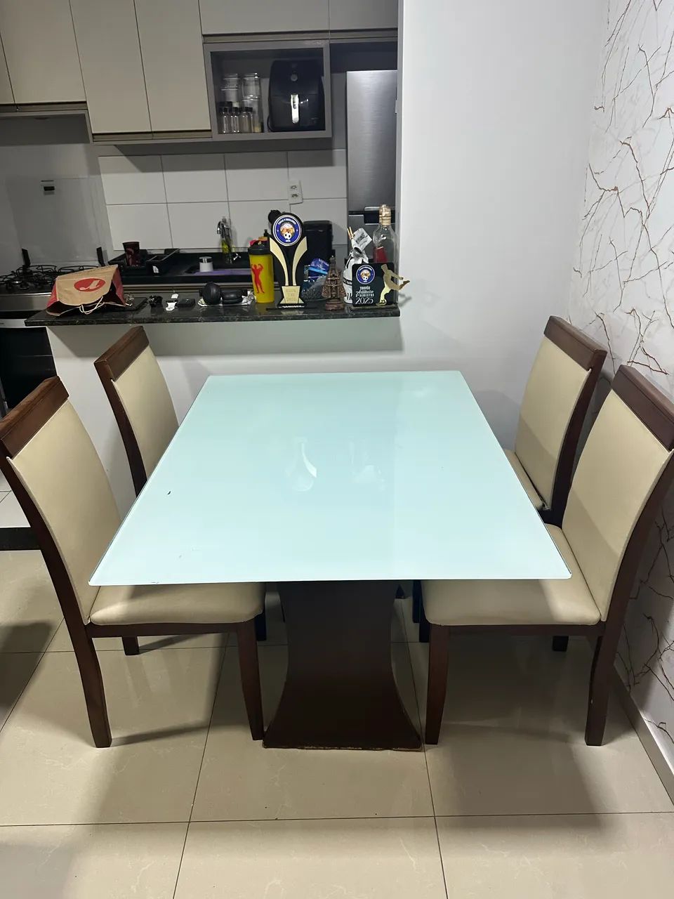 MESA DE VIDRO COM 4 CADEIRAS - Foto 2