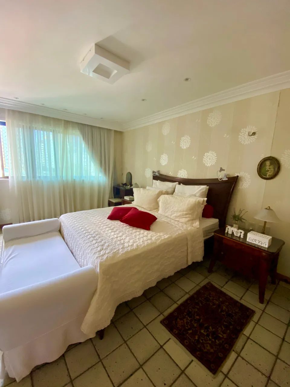 Conjunto : Cama Queen e duas mesas de cabeçeira 