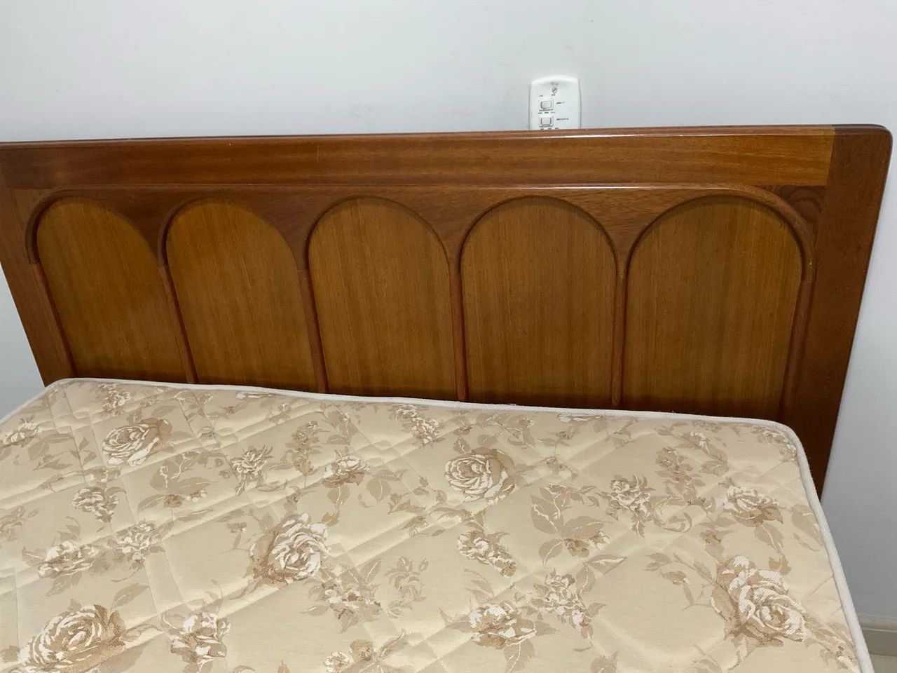 Cama de Casal de Madeira + Colchão - Muito Bem Conservada - Foto 2