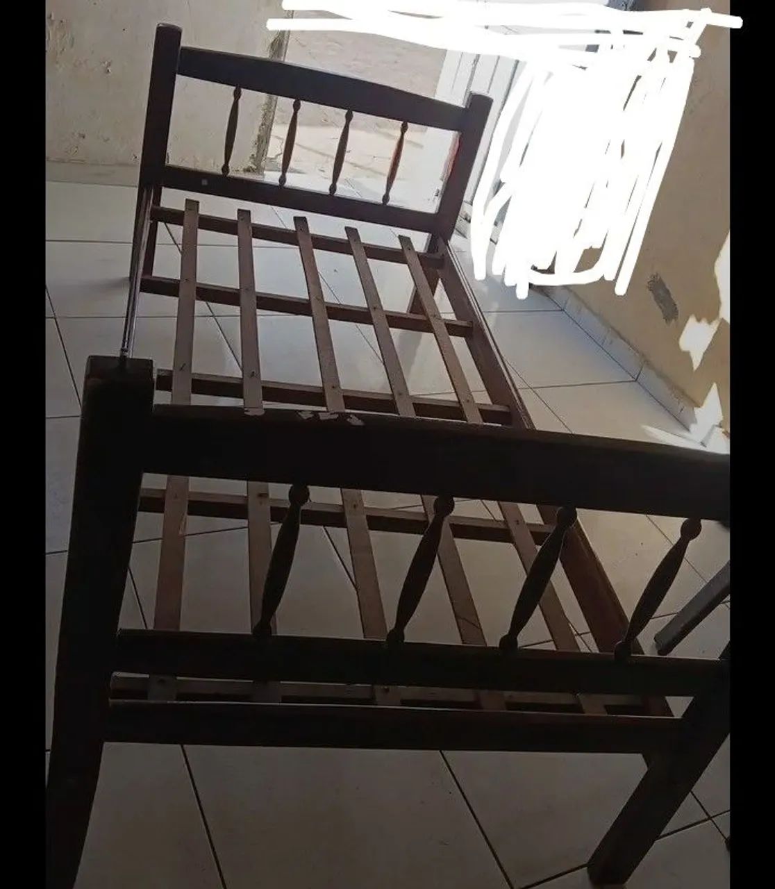 Cama de solteiro de madeira 