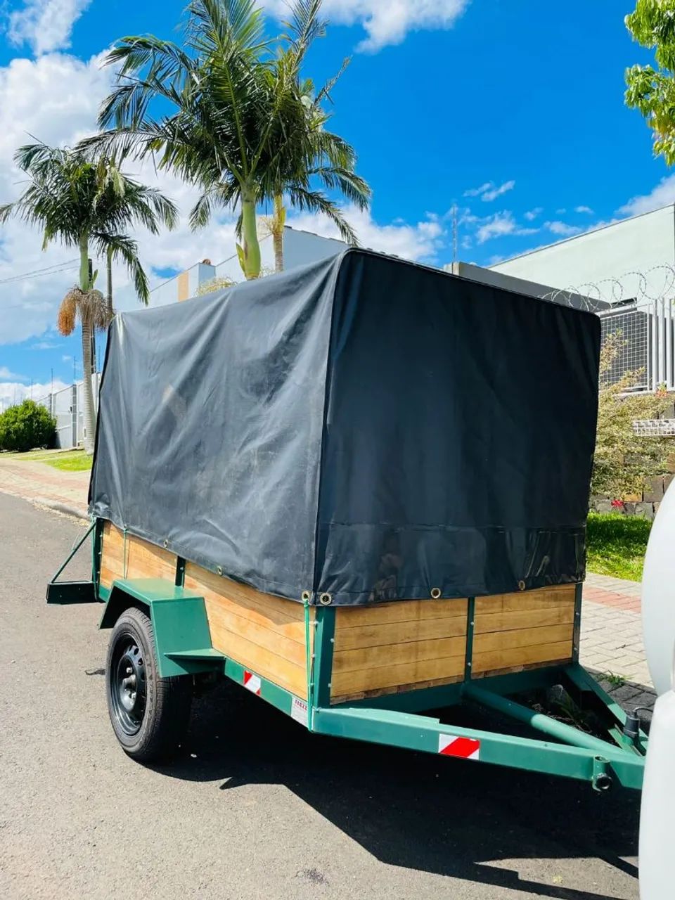 Carretinha aberta com arcos e lona