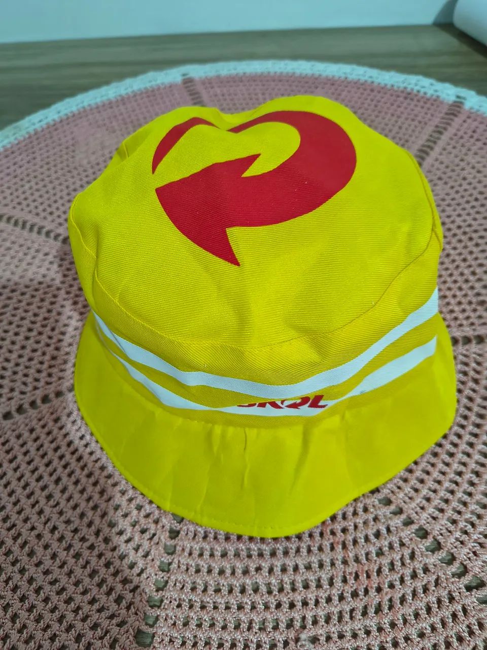 Chapéu bucket amarelo da marca Skol 2 em 1