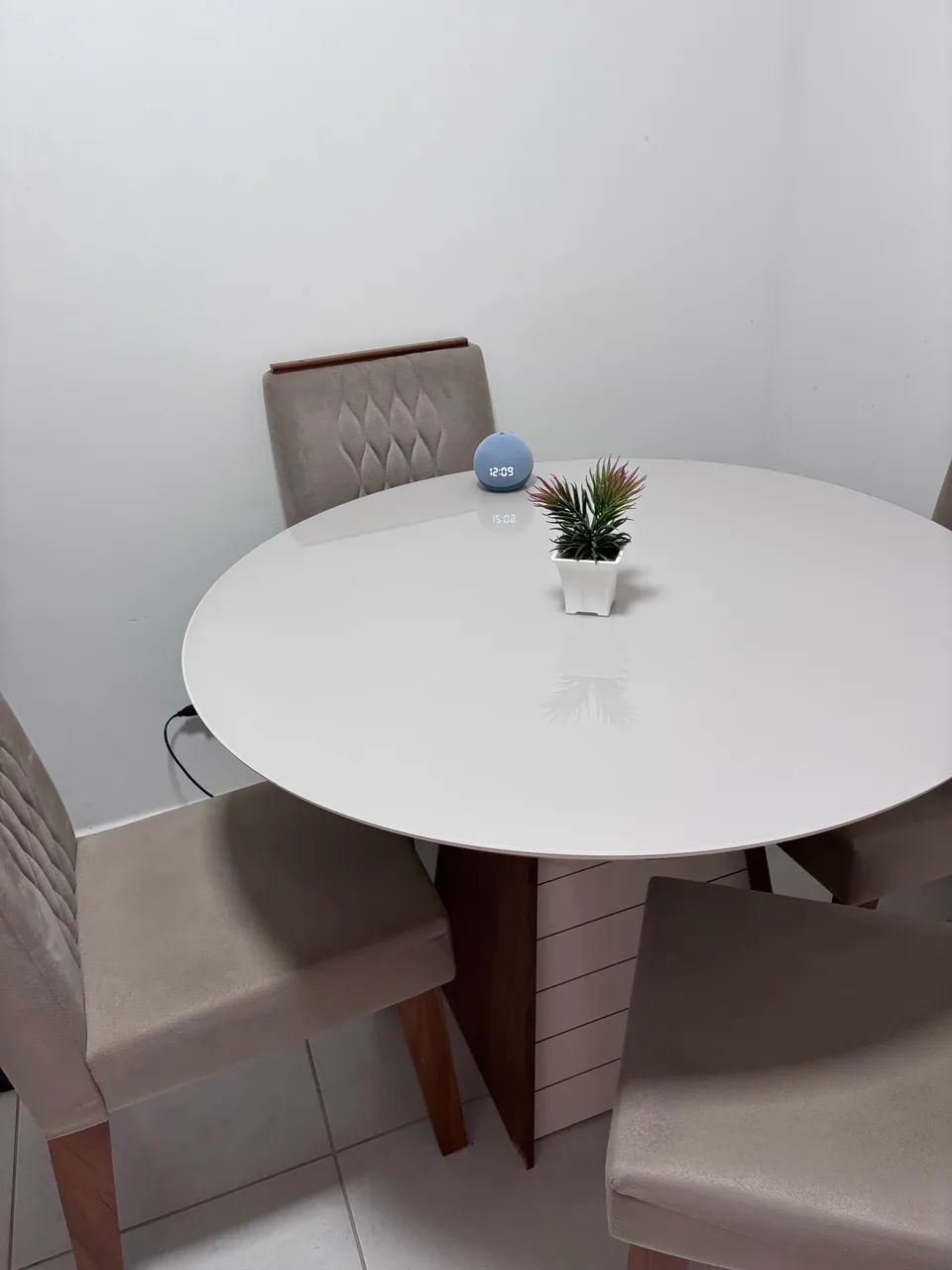 MESA DE JANTAR 4 CADEIRAS BEGE DE VIDRO - Foto 2