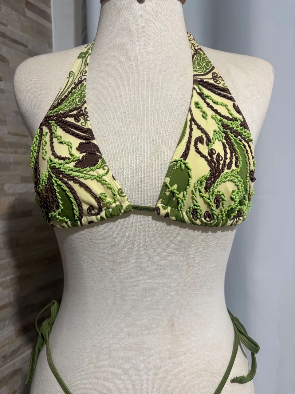 Conjunto biquíni bordado e saída de praia estampada - Foto 4