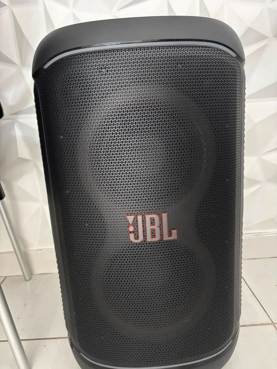 CAIXA JBL 520 A TOP EM GRAVES COM BATERIA SEMI NOVA 